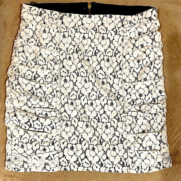 Heart & Soul Lace, Ruched Sides Skirt! (9/10)
Gold Zipper Closure on back! - Picture 12 of 15